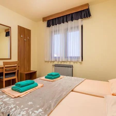 2 Bedroom Beautiful In Appartamento