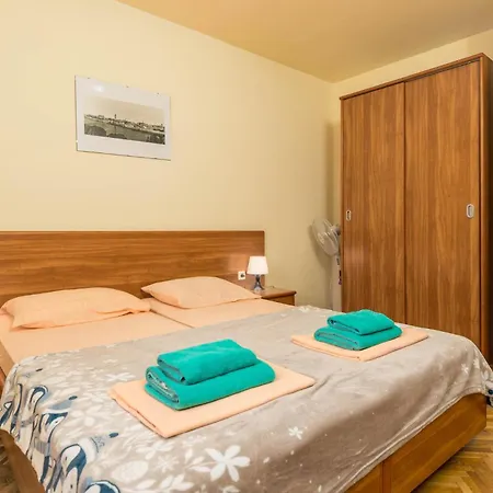 2 Bedroom Beautiful In Appartamento Barbat na Rabu